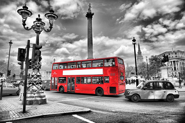 Картина Красный автобус 2 - Черно-белое 