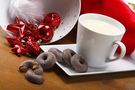 Чашка молока и десерт