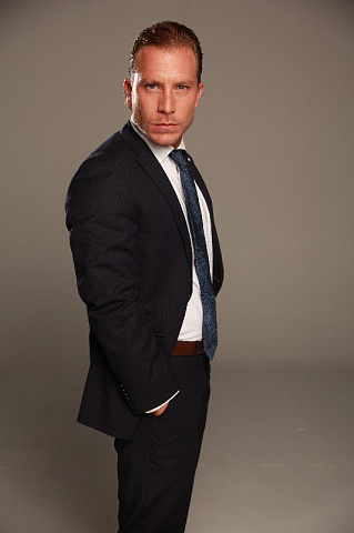 Мужчина в костюме 10