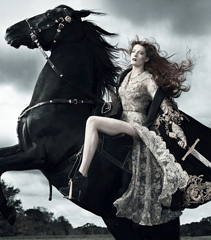 Девушка на коне с мечом