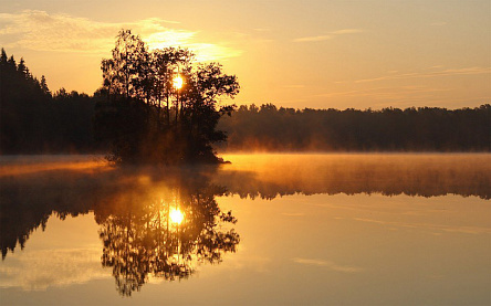 Захід сонця на озері