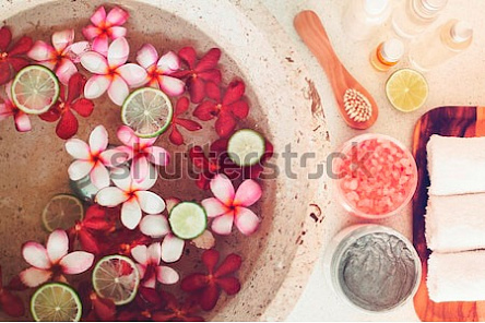 Ванночка с тропическими цветами