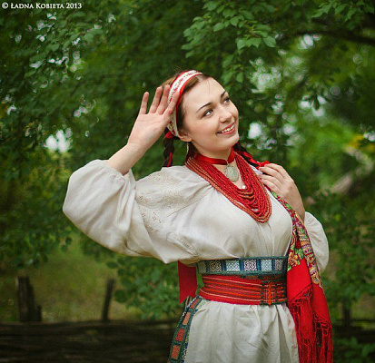 Картина Українка у намистах - Жіночі національні 