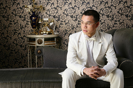 Мужчина в белом костюме 3