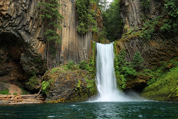 Картина Водоспад у зеленій скелі - Природа 