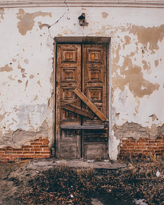 Картина Старая дверь - Город 