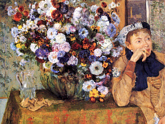 Женщина рядом с вазой цветов