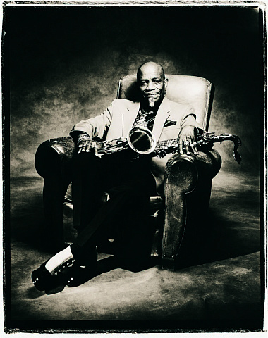 Саксофоніст у кріслі