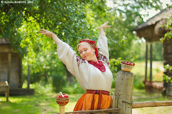 Картина Українка біля паркану - Жіночі національні 