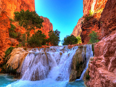 Водопад в каньоне